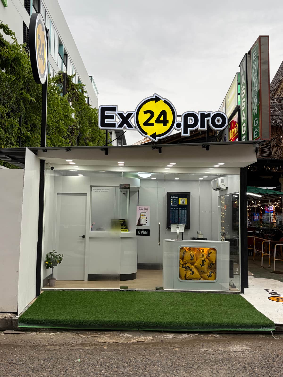 Вывеска Ex24 на пляже Bang Tao Beach